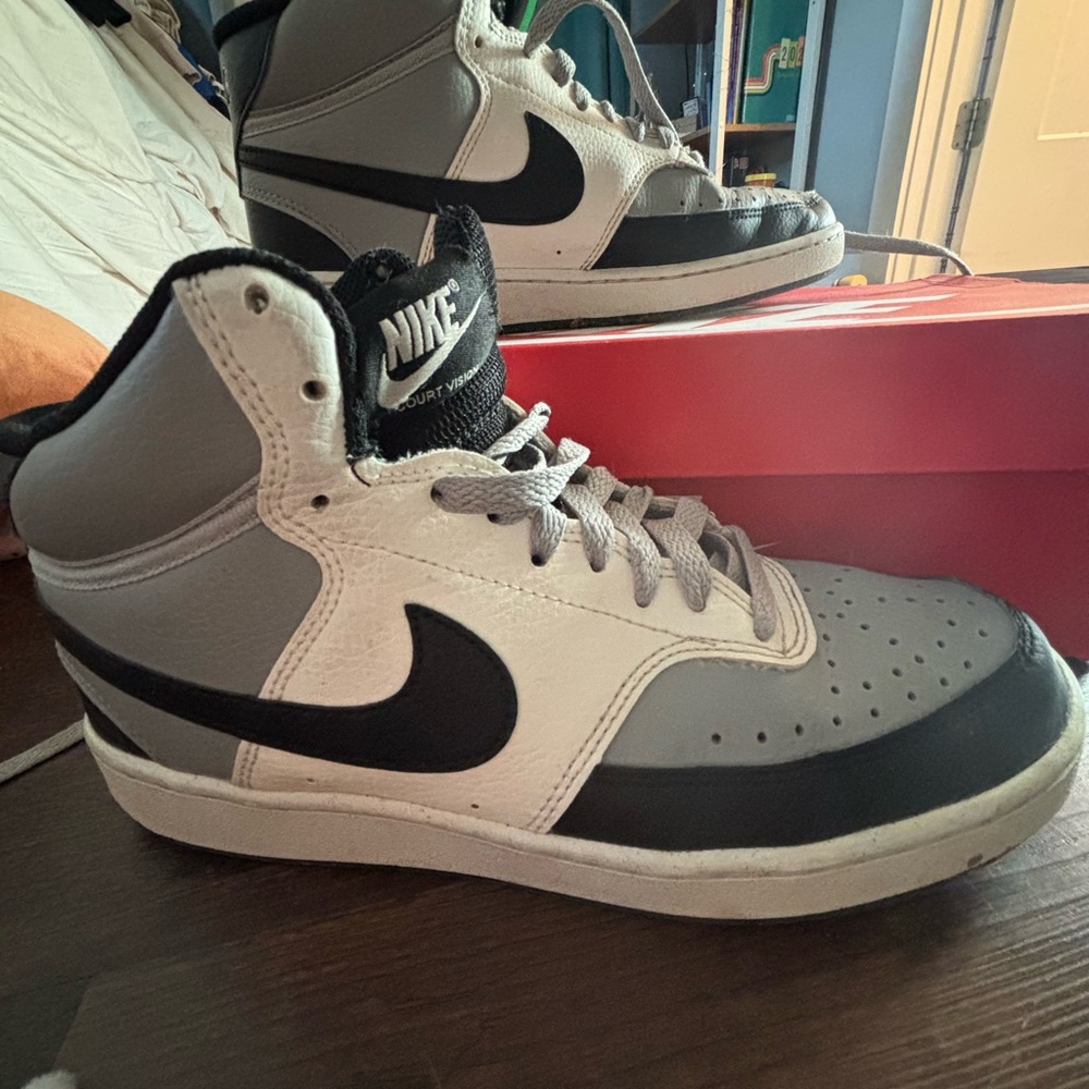 Nike Woman or Mens Black and White Sneakers